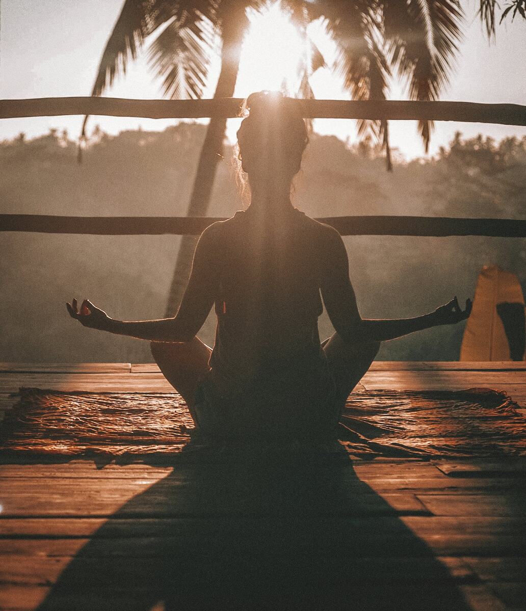 Meditasyon yapan bir kişi